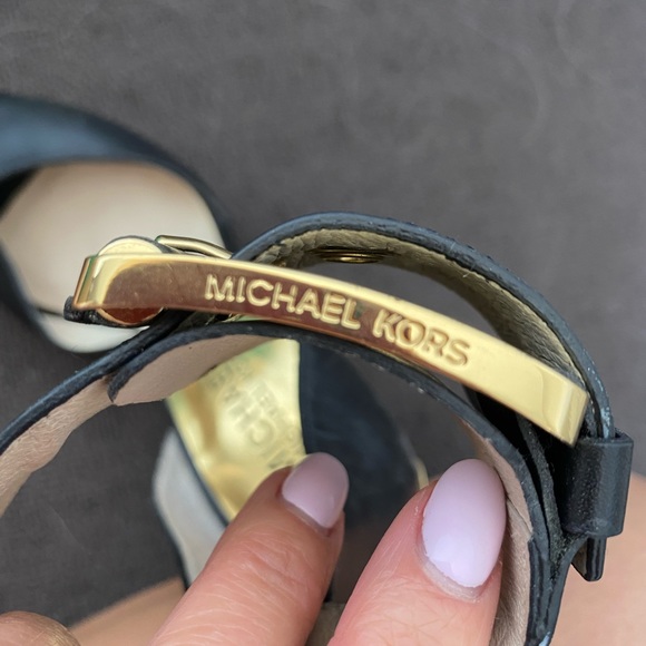 MICHAEL KORS BLACK LEATHER ANKLE STRAP GOLD CUFF BUCKLE PEEP TOE PUMPS- Size 5.5 - Picture 2 of 7